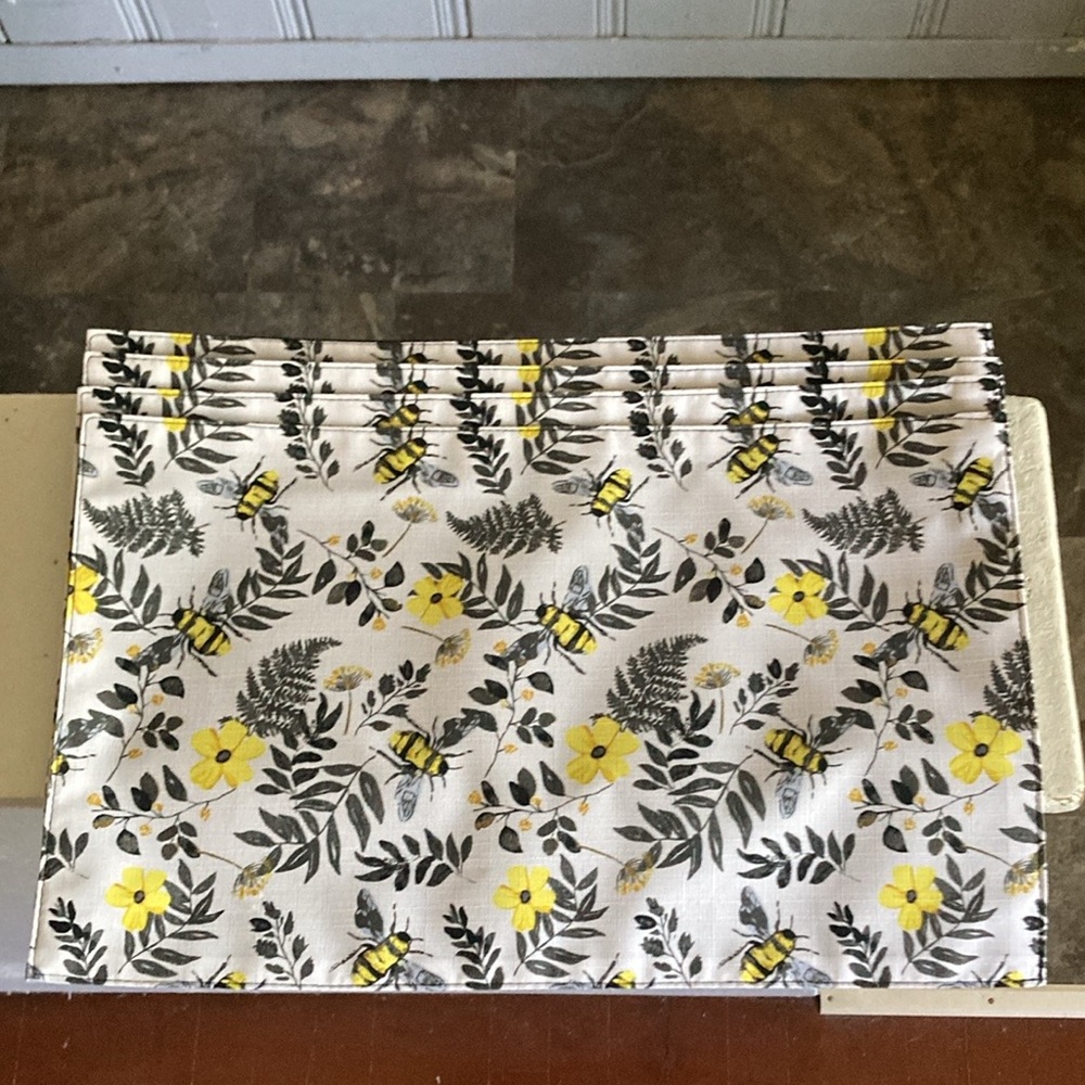 NWT Set of 4- Reversible- White & Black- Yellow Floral Bees 🐝 11x18 Placemats